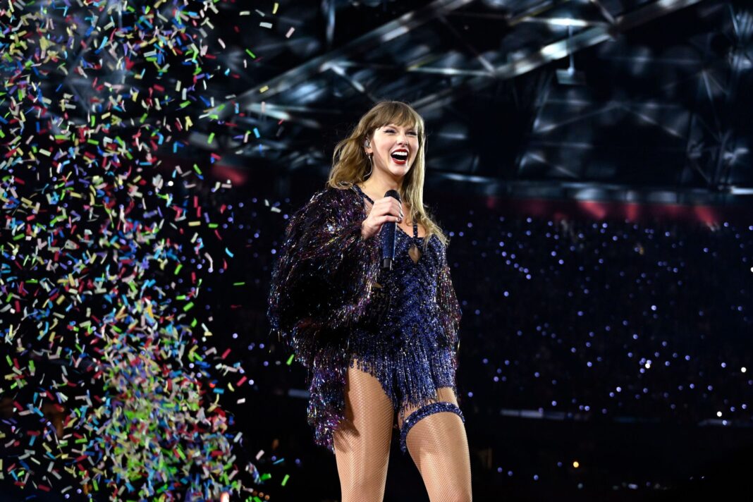 Taylor Swift cântă pe scenă în cadrul turneului „Taylor Swift | The Eras Tour” de la Johan Cruijff Arena pe 4 iulie 2024, în Amsterdam, Olanda