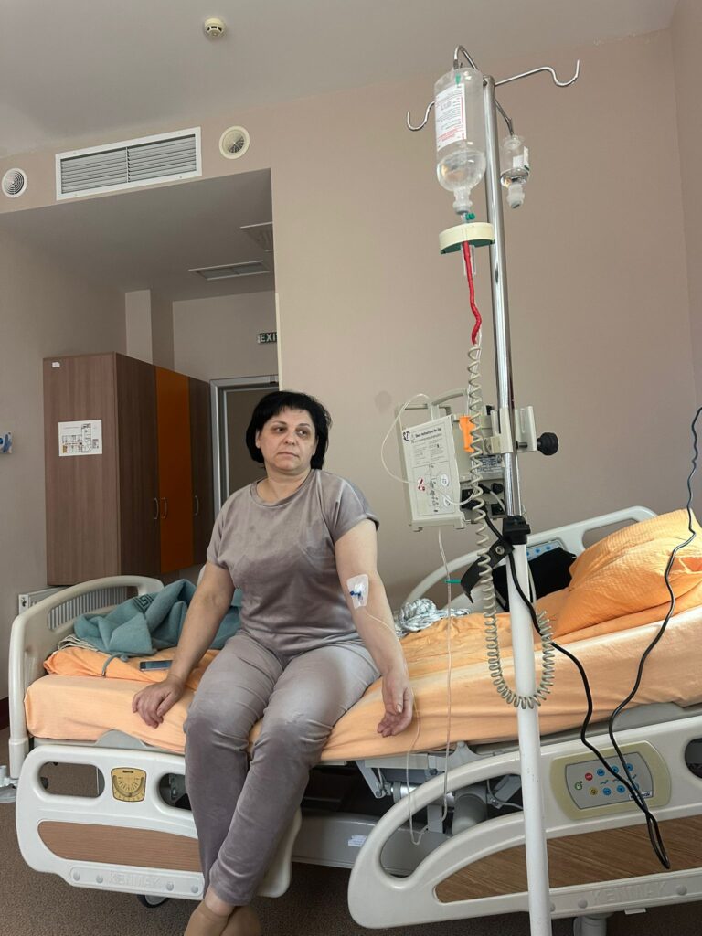 O șansă pentru Angela: Comunitatea, chemată să sprijine intervenția care îi poate salva viața