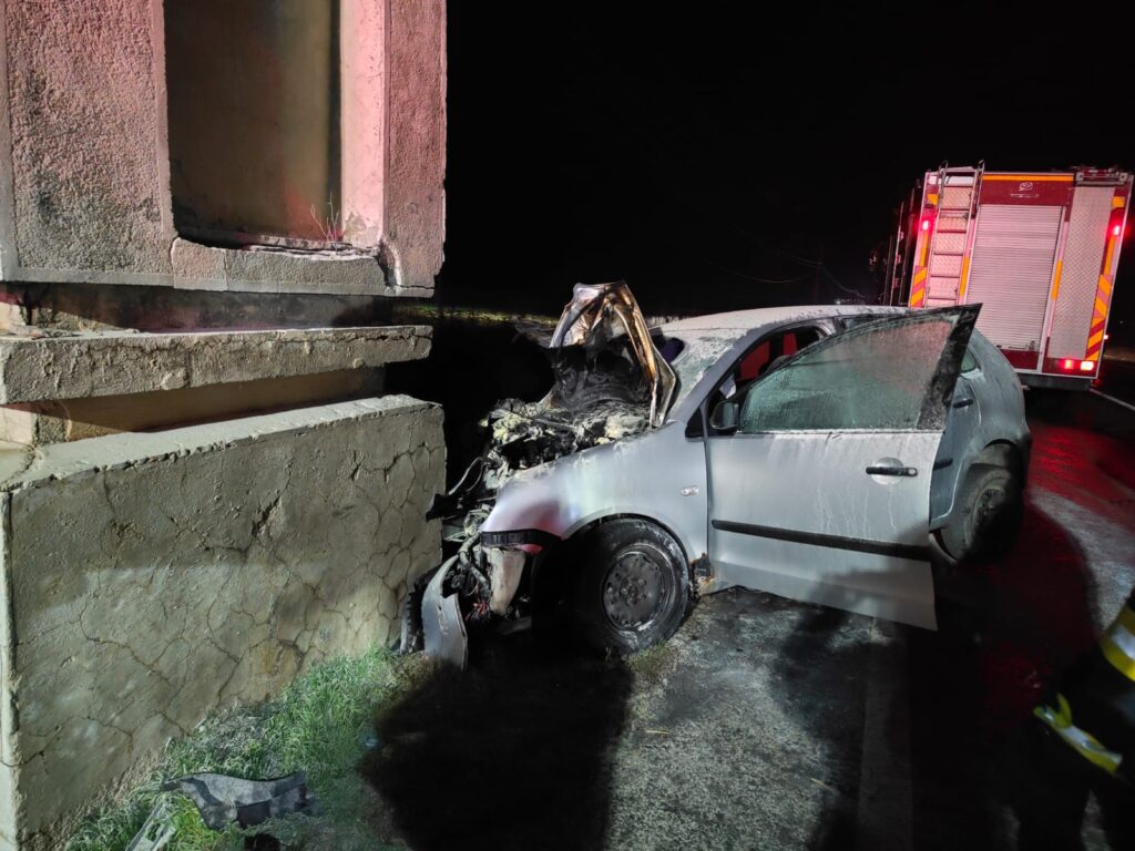 Accident rutier grav la intrarea în Slatina. Un autoturism a lovit totemul orașului și a luat foc