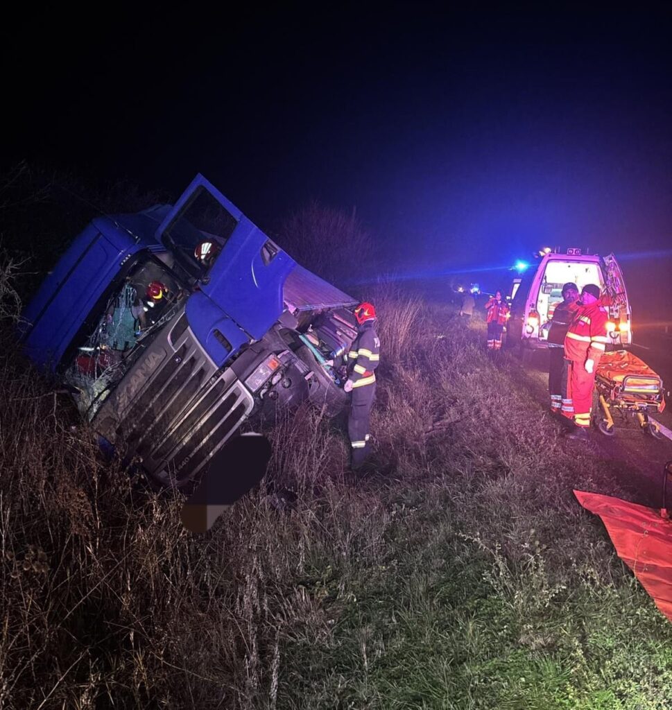 Mehedinți: Accident rutier în Butoiești. Pompierii au intervenit pentru salvarea șoferului unui autotren