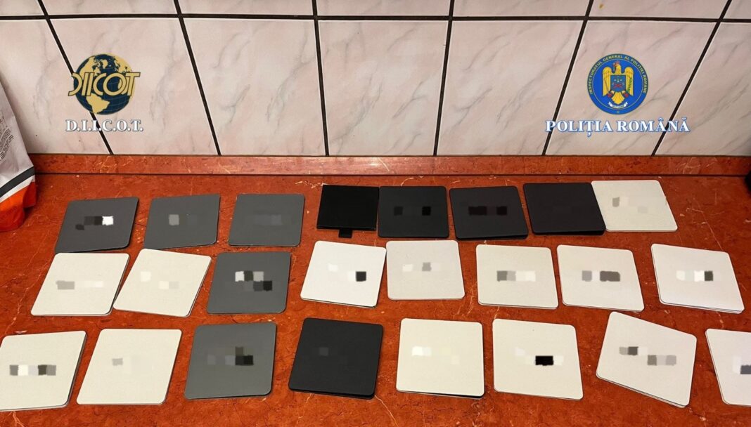 Două persoane au fost reținute, iar alți doi bărbați au fost plasați sub control judiciar, după descinderi la 12 adrese