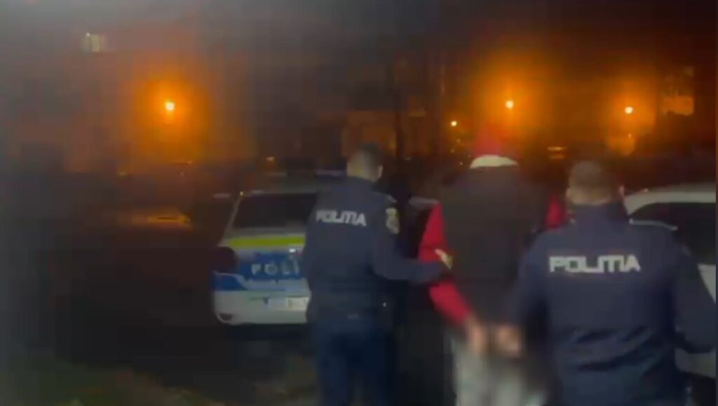 (VIDEO) Tânăr reținut pentru amenințare și distrugerea unui autoturism în Craiova