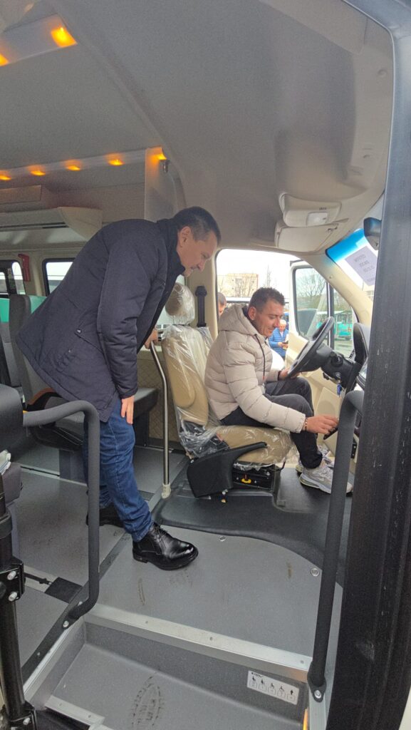 (VIDEO) 20 de microbuze școlare electrice au fost livrate în Dolj. Prima etapă a proiectului european a fost finalizată