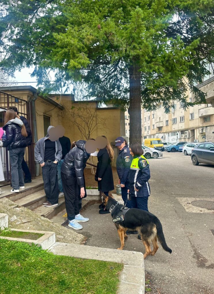 Polițiștii doljeni continuă acțiunile în școli pentru prevenirea delincvenței juvenile și a consumului de droguri