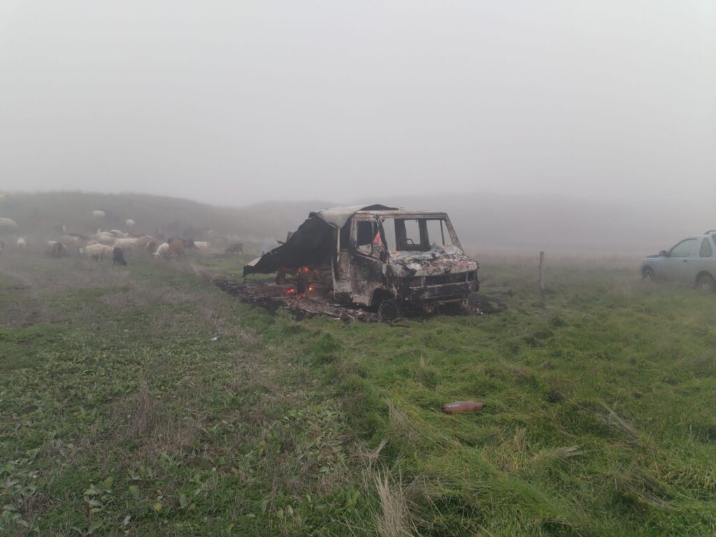 (VIDEO) Dolj: Bărbat reținut după ce a incendiat o autoutilitară folosită de ciobani în Lipovu