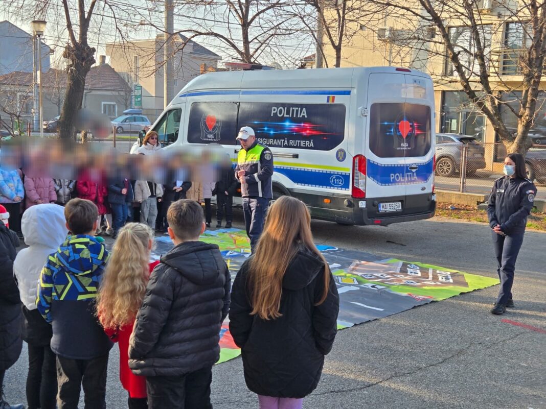 Elevii învață reguli de circulație și siguranță pe drumurile publice