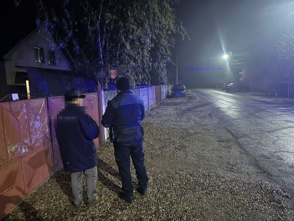 Bătrân de 78 de ani, găsit rătăcind noaptea pe un drum din Olt. Jandarmii l-au condus în siguranță acasă