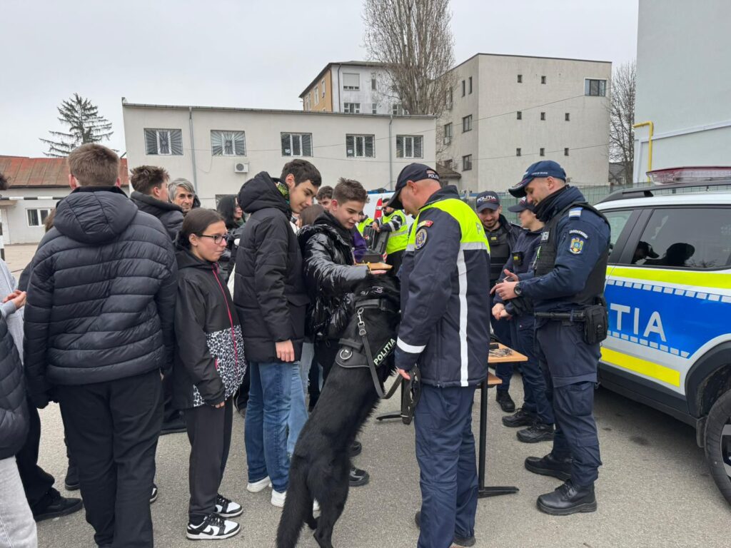 (VIDEO) Polițiștii doljeni au adus siguranța mai aproape de elevi în cadrul „Școala Altfel”
