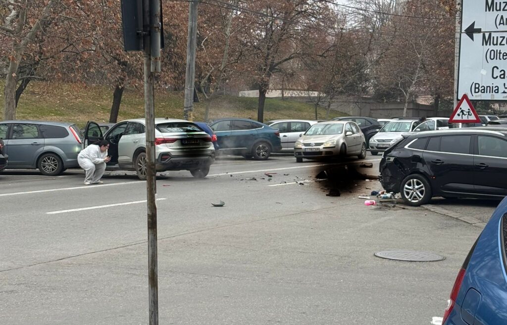 Accident rutier pe strada Știrbei Vodă din Craiova. O femeie a ajuns la spital