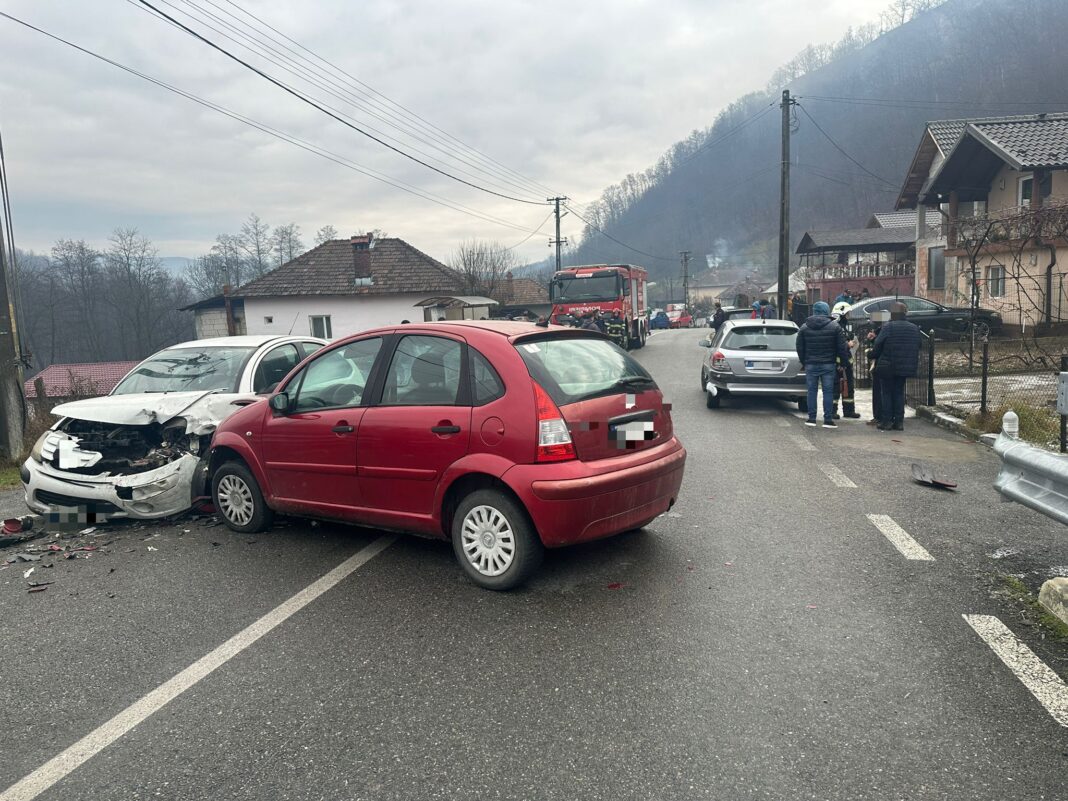 Trei răniţi după ciocnirea a trei mașini pe un drum judeţean din Vâlcea