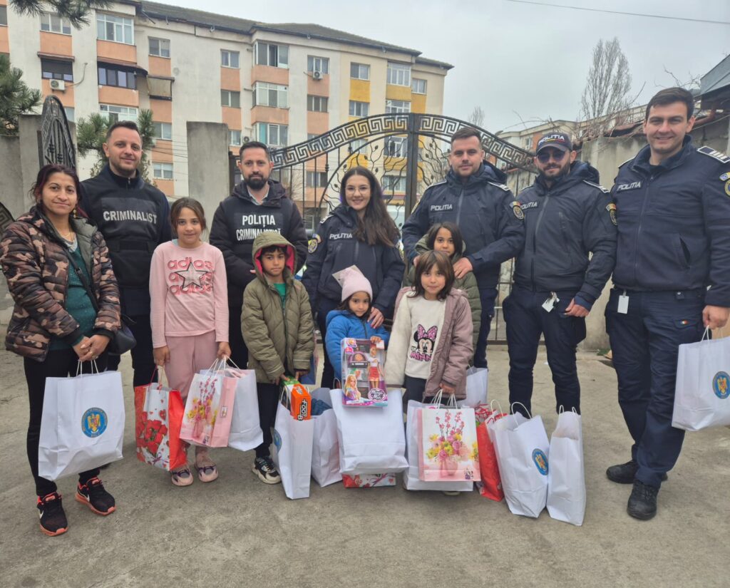 (VIDEO) Polițiștii doljeni aduc bucurie copiilor în prag de sărbători