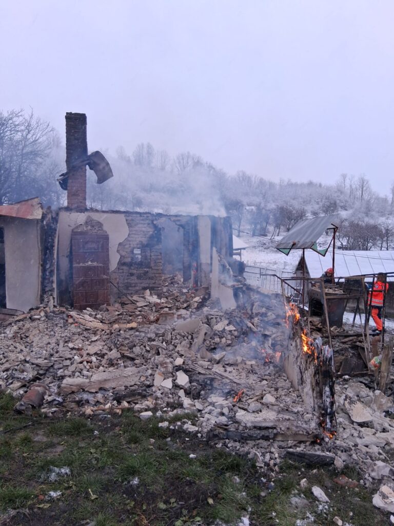 Vâlcea: Incendiu puternic la o casă din localitatea Roșiile. Pompierii caută o posibilă victimă