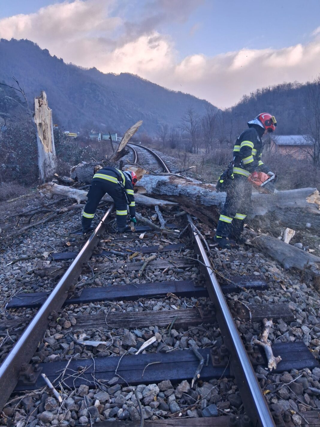 Intervenție rapidă pentru înlăturarea pericolului și restabilirea circulației feroviare