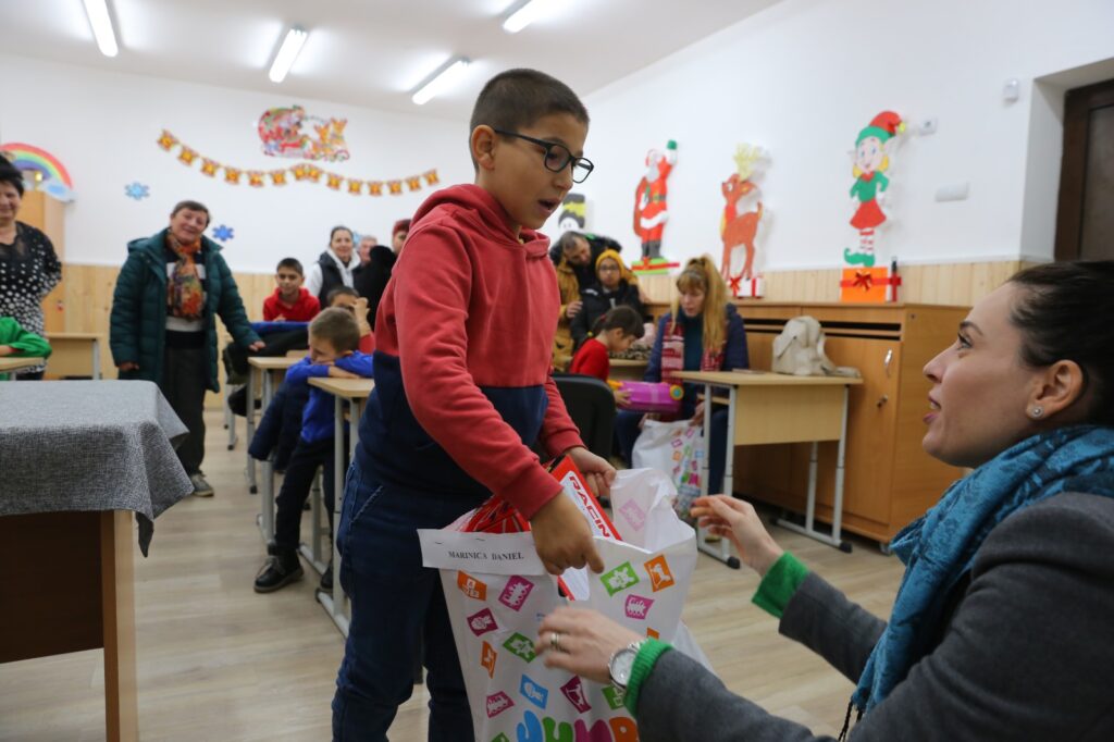 Daruri din suflet pentru 14 micuți din Coțofenii din Dos. Fundația Gazeta de Sud a fost mesagerul lui Moș Crăciun