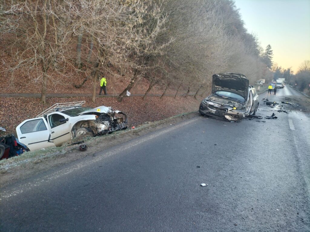 Șapte răniți într-un accident în care au fost implicate două autoturisme și un TIR
