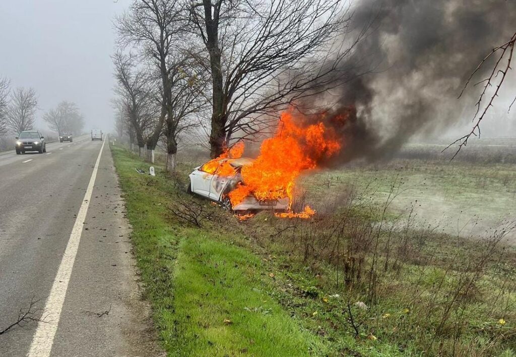Olt: Un șofer de 19 ani și-a pierdut viața după ce a intrat cu mașina într-un pom, pe DN 65