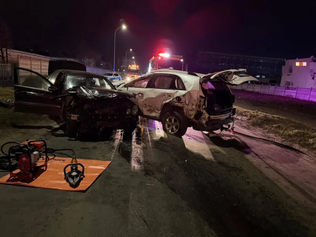 Șase răniți după ce două autoturisme s-au ciocnit
