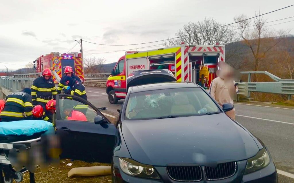 Un mort și un rănit într-un accident provocat de neadaptarea vitezei în curbă