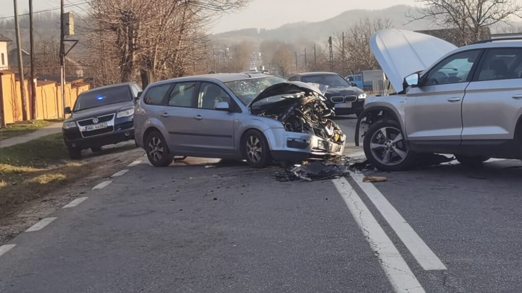 Vâlcea: Doi șoferi și un pasager, răniți după ce o mașină a pătruns pe contrasens, la Bunești