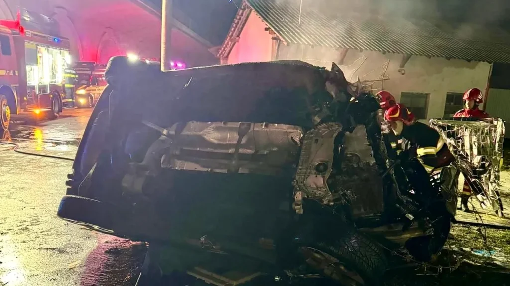 Doi tineri au murit carbonizați după ce mașina lor a lovit o casă și a luat foc