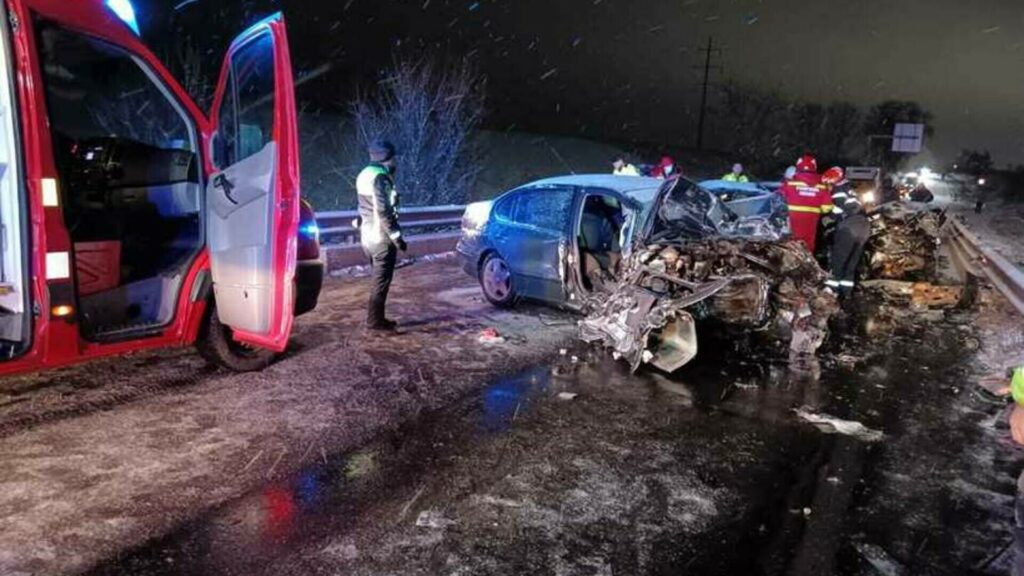 Un mort și trei răniți după ce două autoturisme s-au ciocnit violent