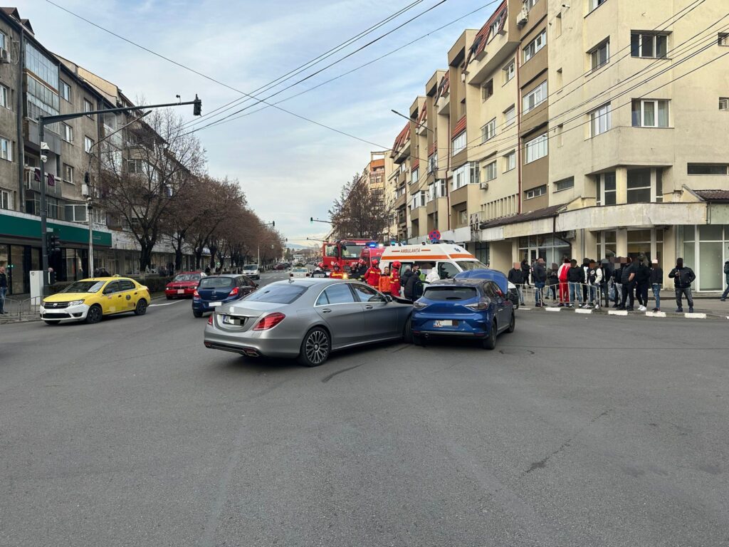 Șoferiță rănită într-un accident la Râmnicu Vâlcea