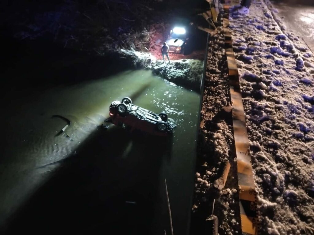 Vâlcea: Doi răniți după ce un șofer vitezoman a ajuns cu mașina în râu, la Fârtățești