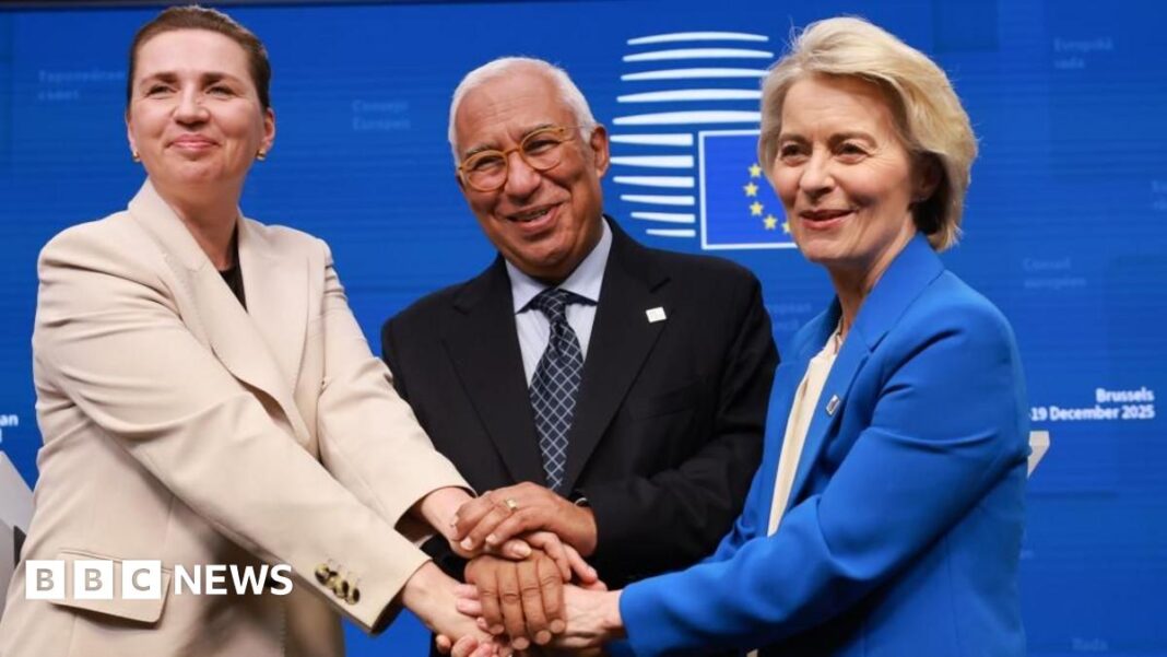 Prim-ministrul danez Mette Frederiksen (stânga), președintele Consiliului European Antonio Costa și președinta Comisiei Europene Ursula von der Leyen anunță acordul la summitul de la Bruxelles