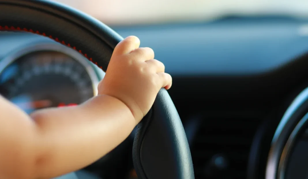 O mamă, prinsă de poliție în timp ce și-a lăsat copilul de 1 an să conducă mașina pe autostradă