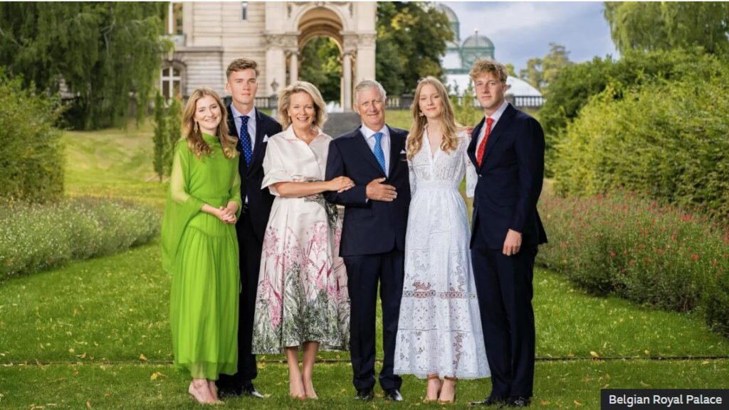 Familia regală belgiană a pozat pentru un portret de grup de familie mai formal.