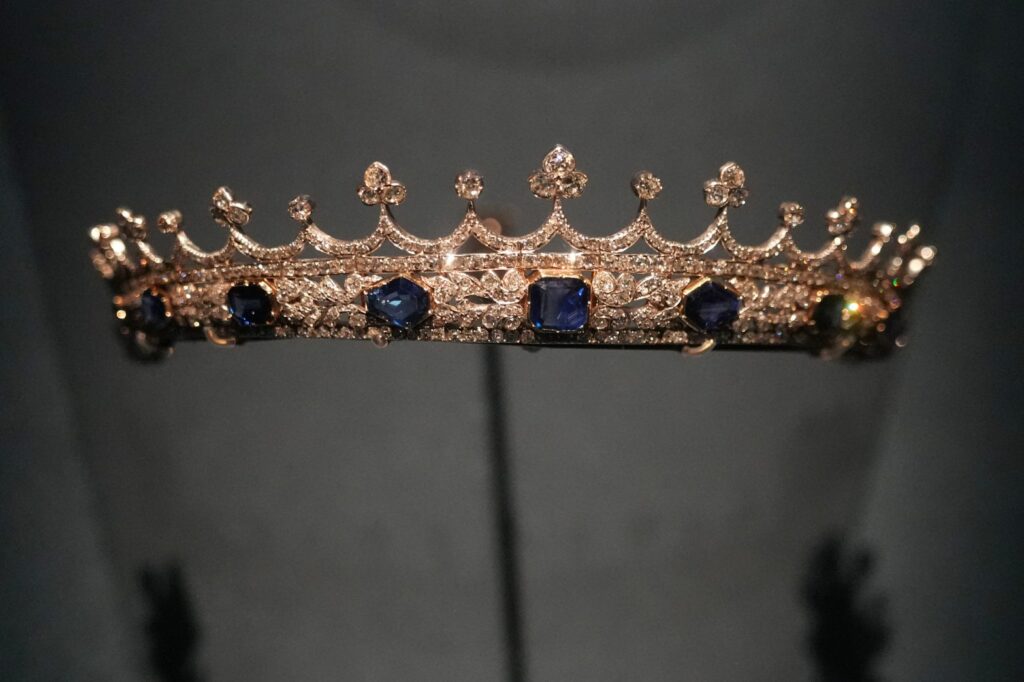 Strălucire regală la Paris: „Bijuterii dinastice”, o expoziție fascinantă într-un oraș marcat de jafuri celebre