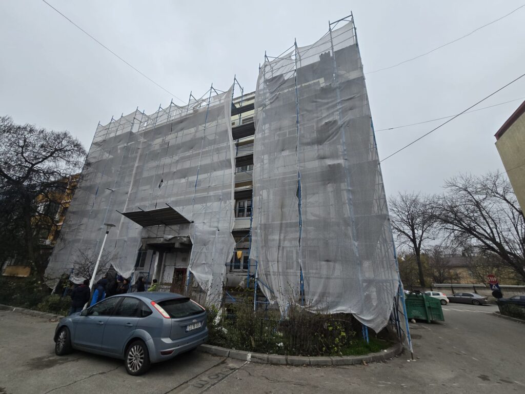 Reabilitare prin demolare. Balconul de la un bloc aflat în reabilitare prin PNRR s-a prăbușit