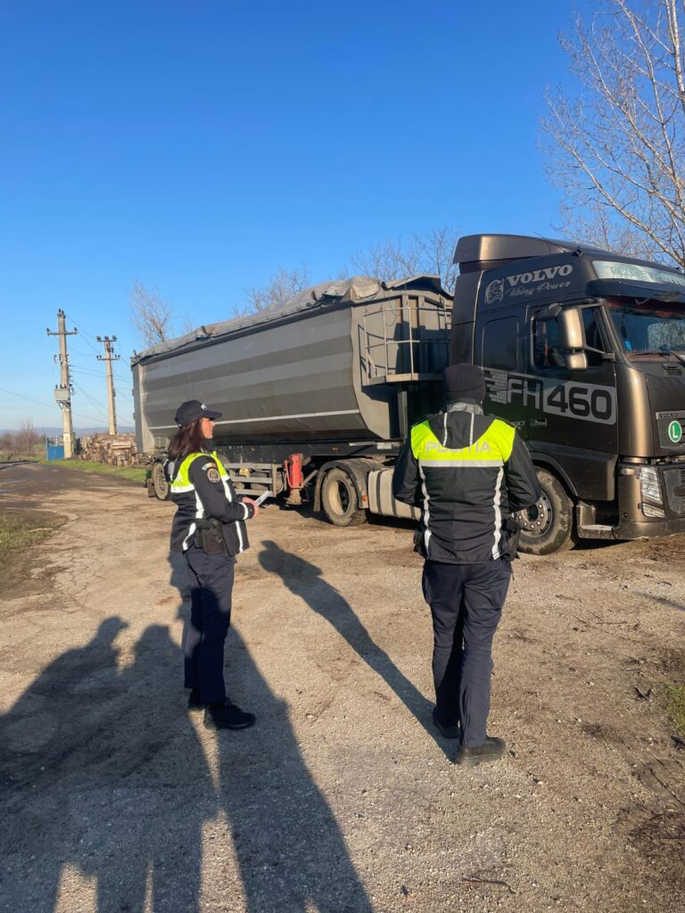 Mehedinți: Transport ilegal de lemn, depistat de polițiști la Halânga
