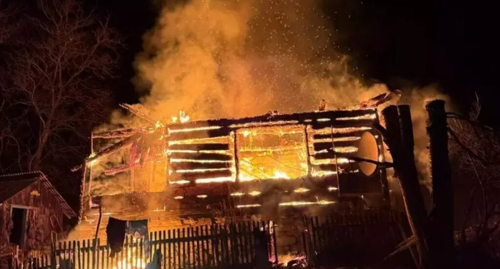 Doi vârstnici, surprinşi de un incendiu în propria casă! Femeia a decedat