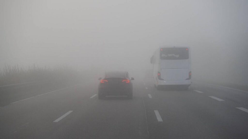 Vizibilitate redusă pe mai multe autostrăzi și drumuri județene. Cod galben de ceață în mai multe județe şi în Capitală