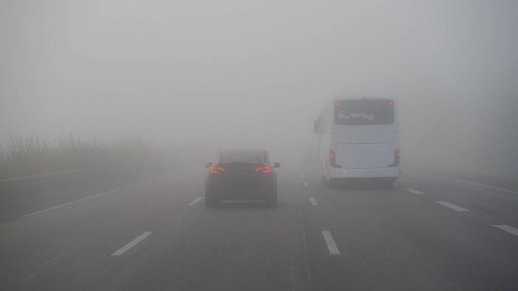 Vizibilitate redusă pe mai multe autostrăzi și drumuri județene. Cod galben de ceață în mai multe județe şi în Capitală