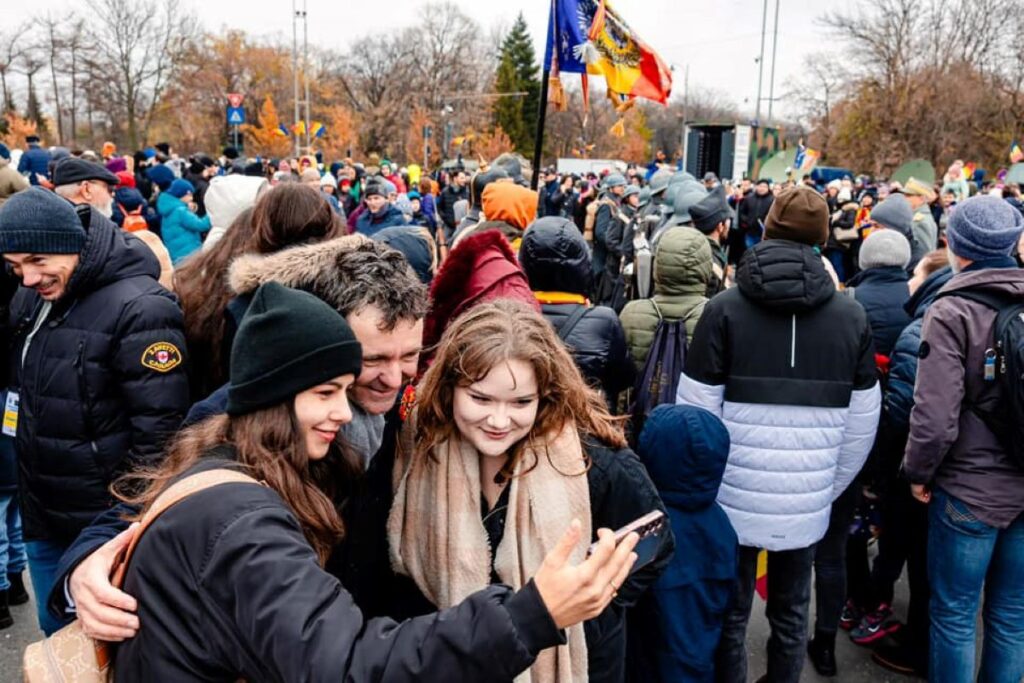 Nicușor Dan, „baie“ în mulțime de 1 decembrie! S-a fotografiat cu sute de români