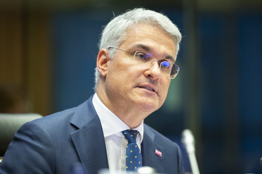 Ministrul Dragoş Pîslaru sesizează Parchetul European pe subiectul achiziţiei microbuzelor electrice pentru elevi