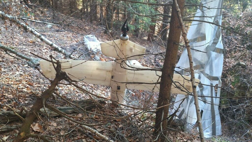 Dronă misterioasă cu parașută, găsită lângă o baza MApN din țară