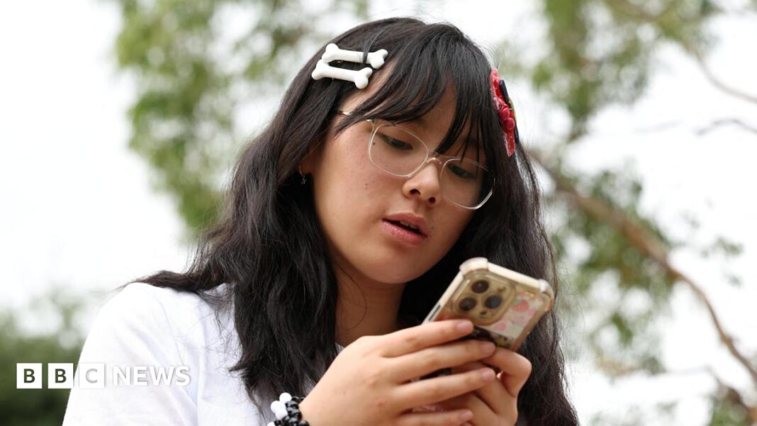 O măsură radicală pentru protecția tinerilor sau un pas prea departe? Reacțiile adolescenților și lecțiile pentru alte țări