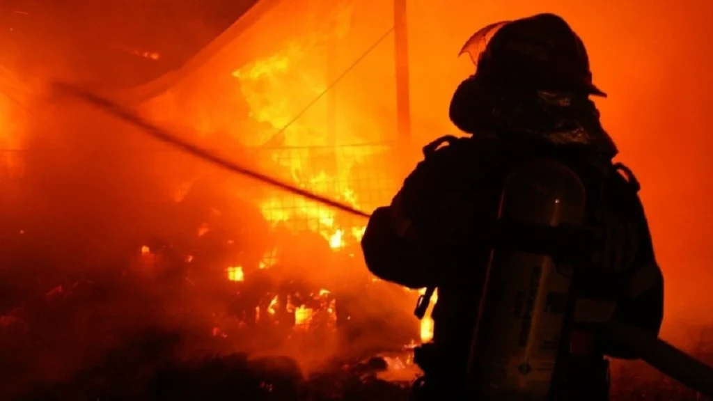 O mașină a luat foc în parcarea unui centru comercial