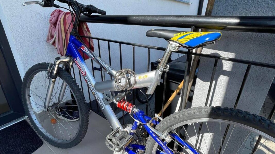 Au furat biciclete și au ajuns sub control judiciar