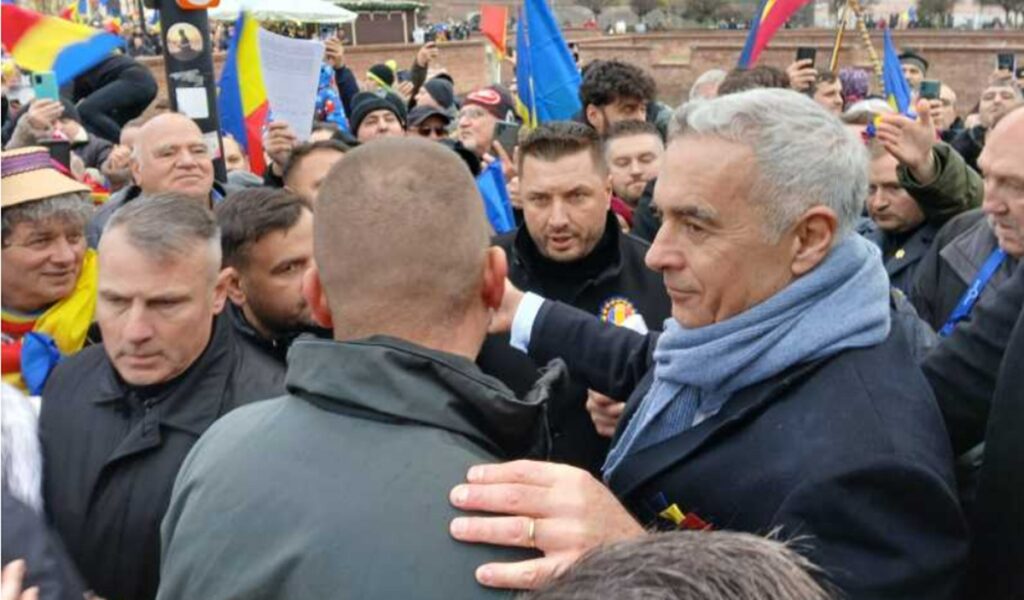 1 decembrie / Susținătorii lui Georgescu s-au îmbrâncit cu jandarmii ca să-și vadă idolul: „Călin, te iubim!“