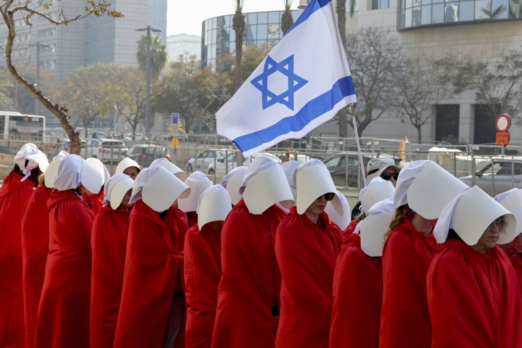 Protestatarii care susțin drepturile femeilor participă la o demonstrație la Tel Aviv, pe 20 februarie 2023, împotriva reformelor legale controversate promovate de guvernul de extremă dreapta al Israelului (Jack Guez/AFP/Getty Images)