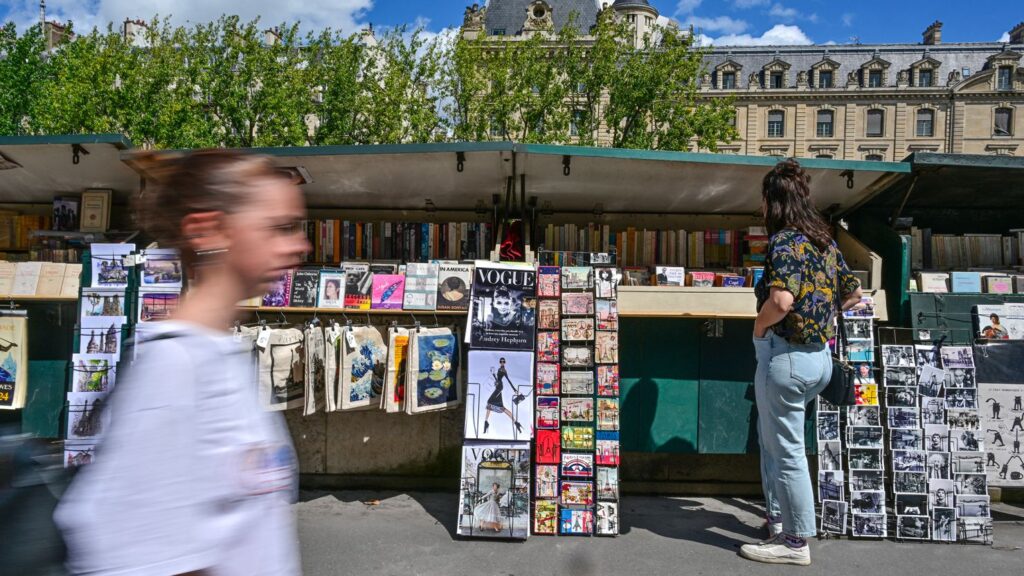 Cum supraviețuiește o piață de cărți veche de 475 de ani în centrul Parisului într-o lume digitală