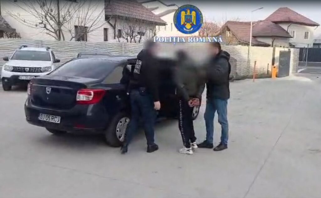 Gorj: Tânăr reținut de polițiști pentru furt din autoturisme