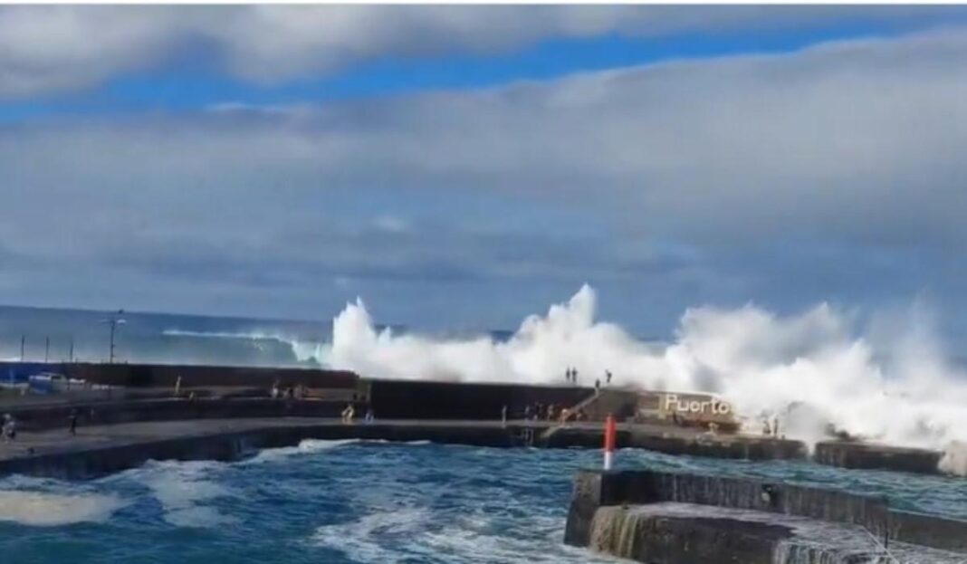 Trei oameni au murit în Tenerife după ce au fost înghițiți de un val uriaș