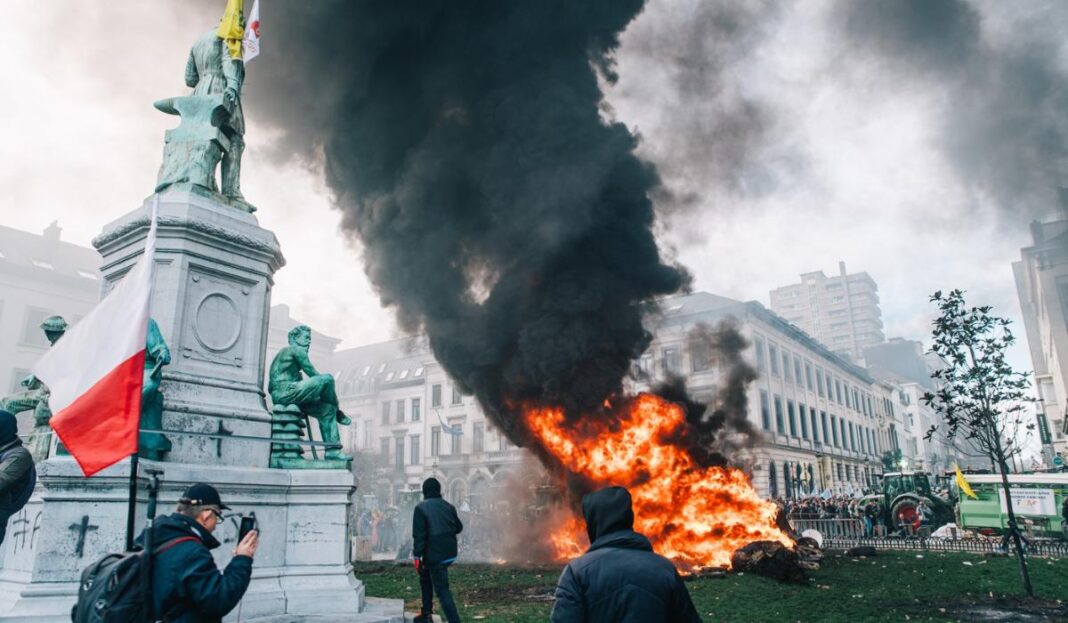 Proteste violente la Bruxelles. Fermierii au blocat drumurile în capitala UE și s-au ciocnit cu polițiștii