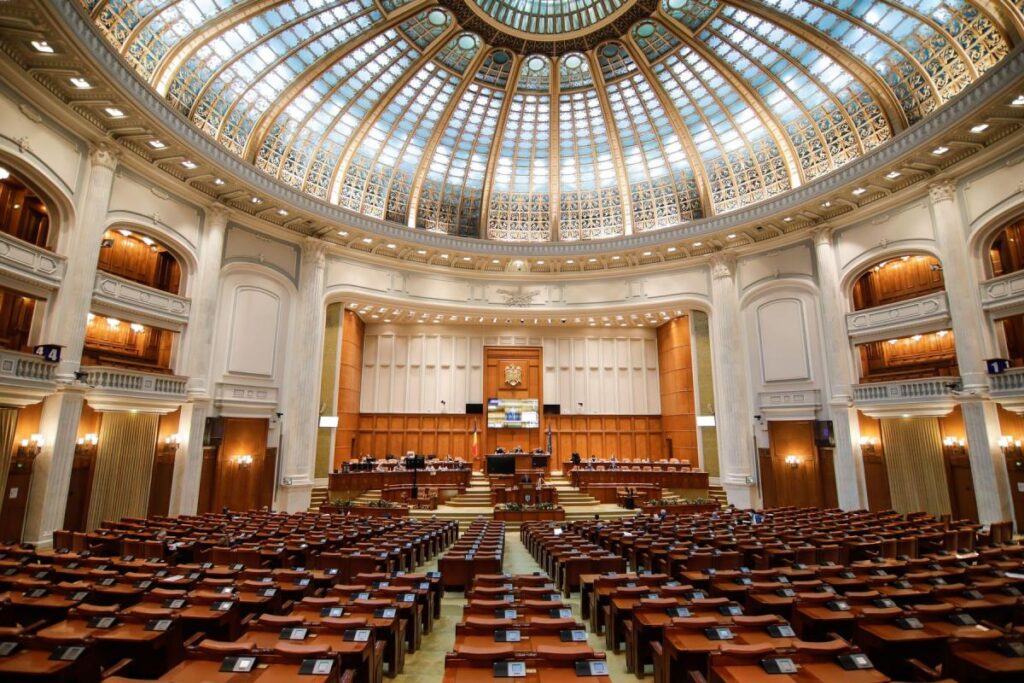 Legea privind plata pensiilor private, adoptată de deputaţi