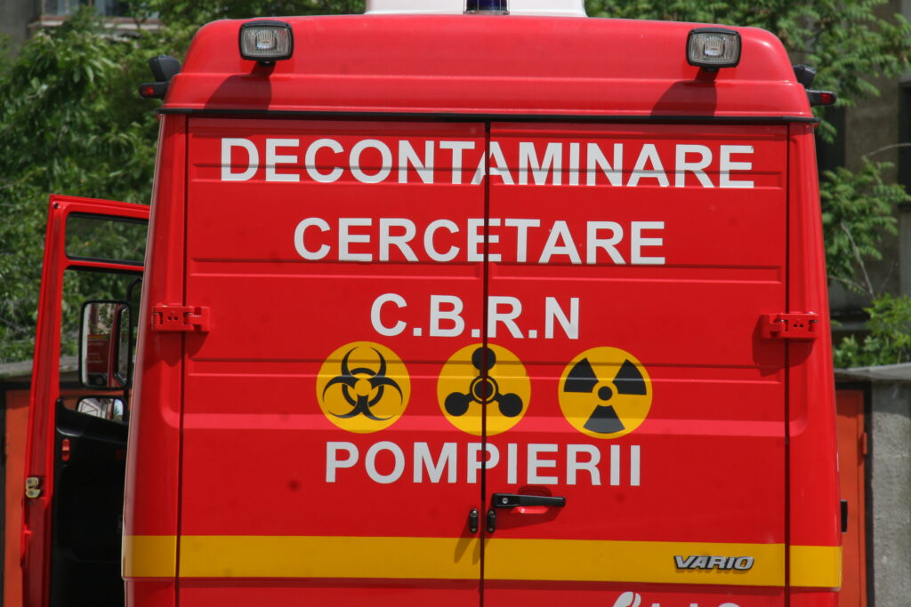 (VIDEO) Scăpări de gaze dintr-o autocisternă pe DN7, în Călimănești. Perimetru de siguranță și mesaj RO-ALERT